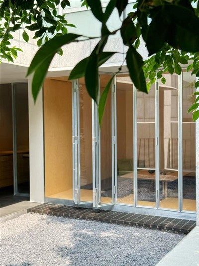 Bifold zrútenie sklenených dverí